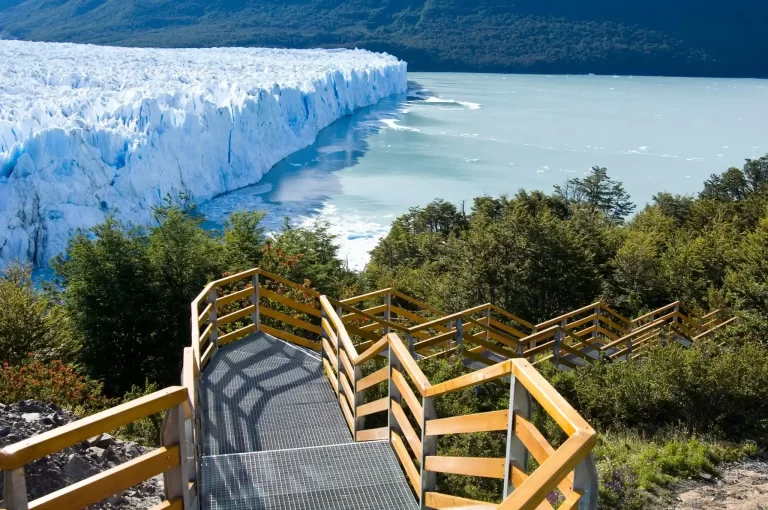 Vista panorámica del Glaciar Perito Moreno desde las pasarelas del Parque Nacional Los Glaciares