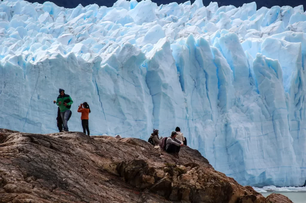 Viajeros contemplando el Glaciar Perito Moreno